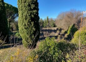 Vue imprenable & emplacement privilégié – Terrain constructible à Cadenet