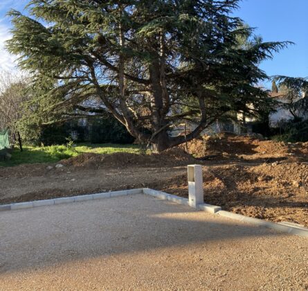 À Cuges-les-Pins : terrain plat de 769 m² prêt à bâtir – opportunité rare dans un secteur recherché - constrcuteur de maison - Villas la Provençale