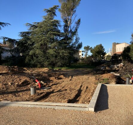 À Cuges-les-Pins : terrain plat de 769 m² prêt à bâtir – opportunité rare dans un secteur recherché - constrcuteur de maison - Villas la Provençale
