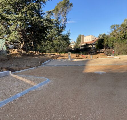 À Cuges-les-Pins : terrain plat de 769 m² prêt à bâtir – opportunité rare dans un secteur recherché - constrcuteur de maison - Villas la Provençale