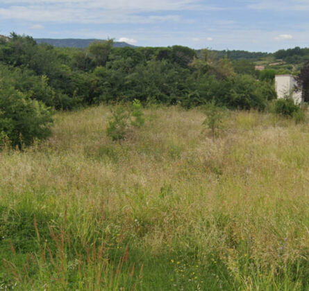 TRES BEAU TERRAIN DANS UN PETIT LOTISSEMENT EN CAMPAGNE - constrcuteur de maison - Villas la Provençale
