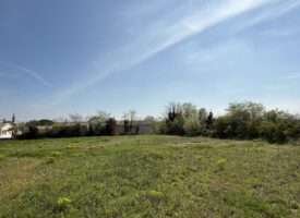 TERRAIN EN COLLINE VIABILISE HORS CENTRE VILLE