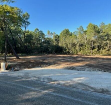 SUPERBE TERRAIN VIABILISE DANS UN PETIT LOTISSEMENT - constrcuteur de maison - Villas la Provençale