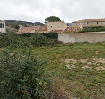Terrain construcitble sur CUERS  120.000 euros HFN - constrcuteur de maison - Villas la Provençale