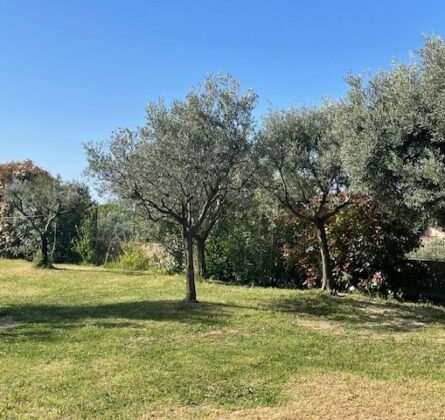 Terrain d’exception à La Fare-les-Oliviers – 500 m² en impasse - constrcuteur de maison - Villas la Provençale