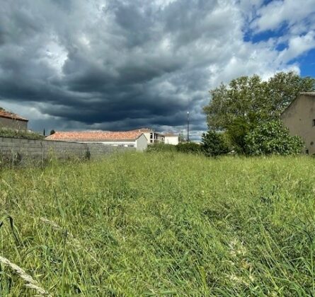 Sénas – Terrain 400 m² – Possibilité 2 constructions – 50 % d’emprise au sol – 160 K€ - constrcuteur de maison - Villas la Provençale