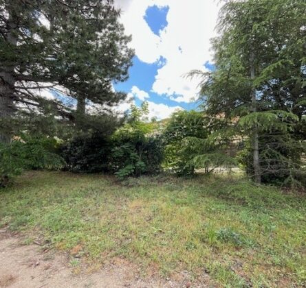 Terrain de 500 m² situé à seulement 300 mètres du centre du village d’Alleins et des écoles. - constrcuteur de maison - Villas la Provençale