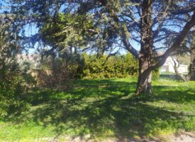 Exclusivité sur La Fare Les Oliviers. Terrain de 400 m² plat et en fond d’impasse, jolie vue dégagée