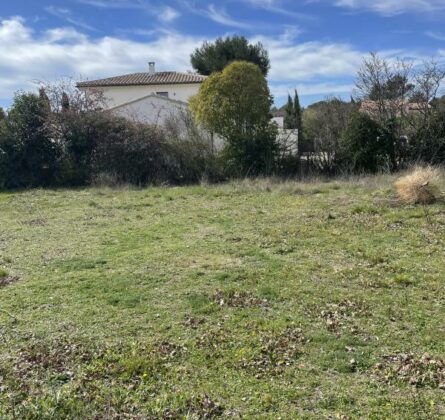 SUPERDE TERRAIN SECTEUR RESIDENTIEL PROCHE AIX EN PROVENCE - constrcuteur de maison - Villas la Provençale