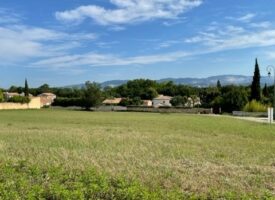 Imaginez votre maison parfaitement adaptée sur un terrain de 300 m² au pied du Luberon