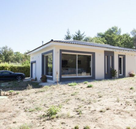 LAURIS. Superbe Maison de plain pied de 100 m² + Garage 18 m² - constrcuteur de maison - Villas la Provençale
