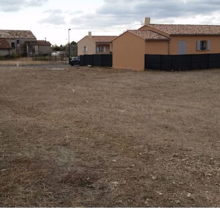 Terrain plat et viabilisé idéalement placé pour construction sur-mesure - constrcuteur de maison - Villas la Provençale