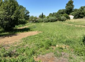 SUPERDE TERRAIN SECTEUR RESIDENTIEL PROCHE AIX EN PROVENCE