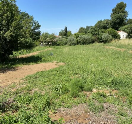 SUPERDE TERRAIN SECTEUR RESIDENTIEL PROCHE AIX EN PROVENCE - constrcuteur de maison - Villas la Provençale