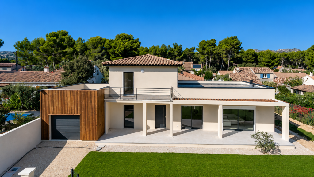 Une maison contemporaine qui trouve naturellement sa place sous les pins provençaux.