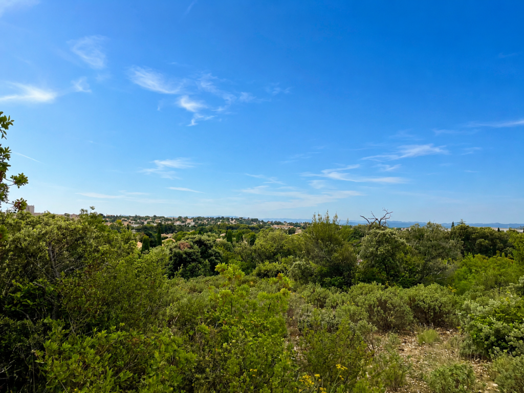 SUPERBE TERRAIN VIABILISE PETIT LOTISSEMENT EN COLLINE